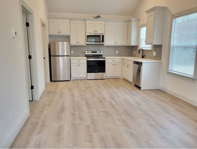 Building Photo - 8601 Oakridge Dr