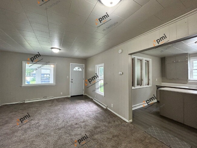 Building Photo - 810 Plain St