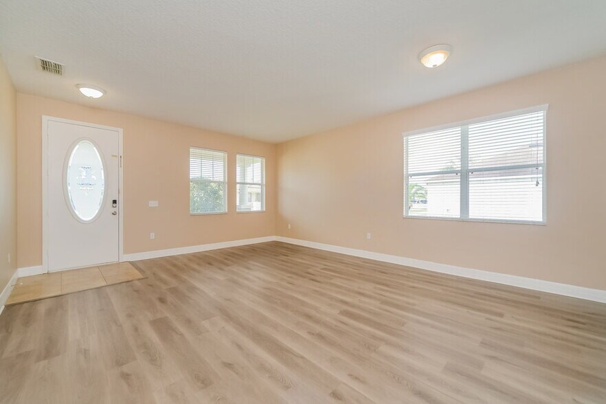 Building Photo - 2057 Bearing Ln