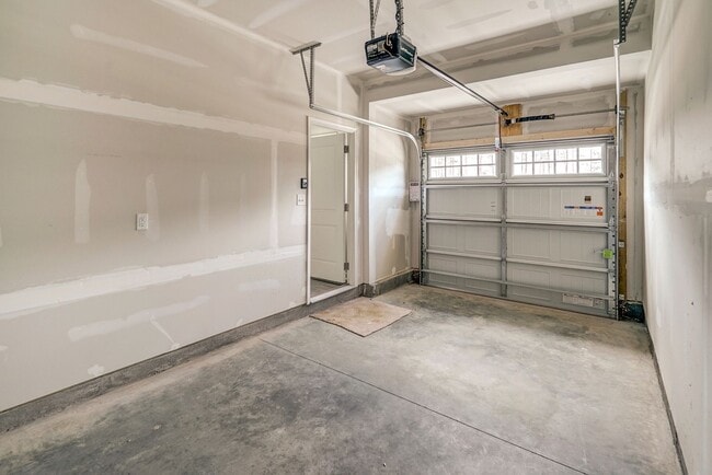 Building Photo - Wonderful townhome