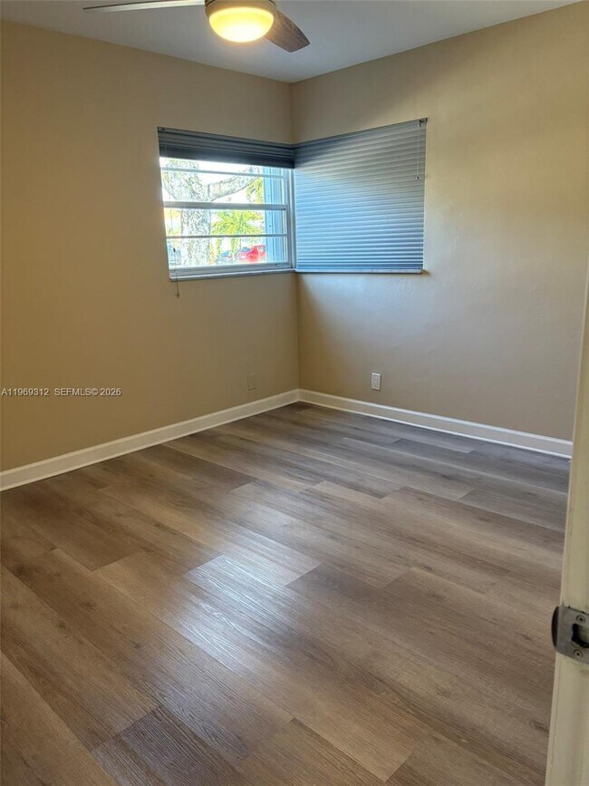 Building Photo - 1005 S 17th Ave