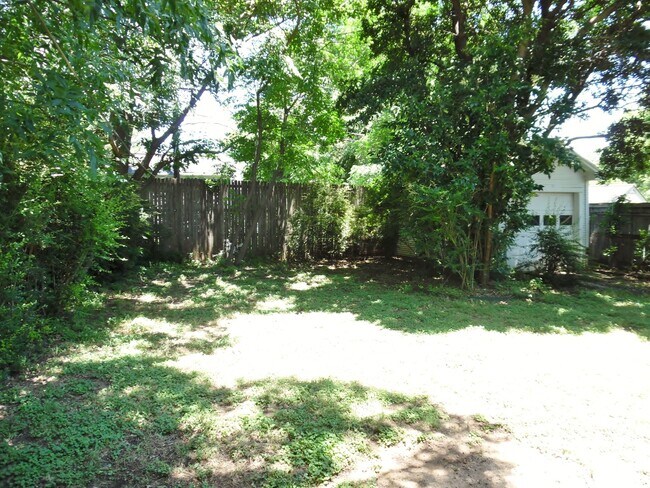 Building Photo - Bungalow in Mistletoe Heights!