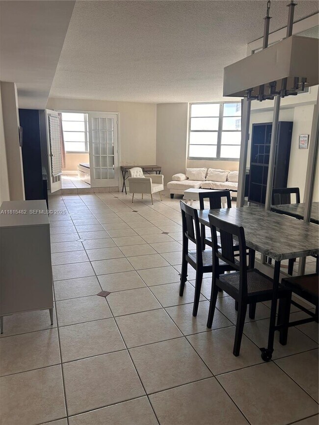 Building Photo - 801 Brickell Bay Dr