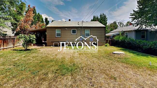 Building Photo - Charming 3-bedroom home with large fenced ...