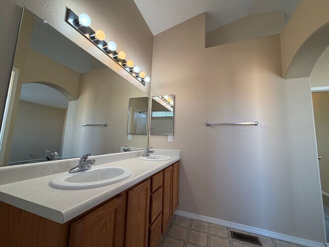 Building Photo - 4 Bedroom Home Available Near Unser Blvd NW & McMahon Blvd!