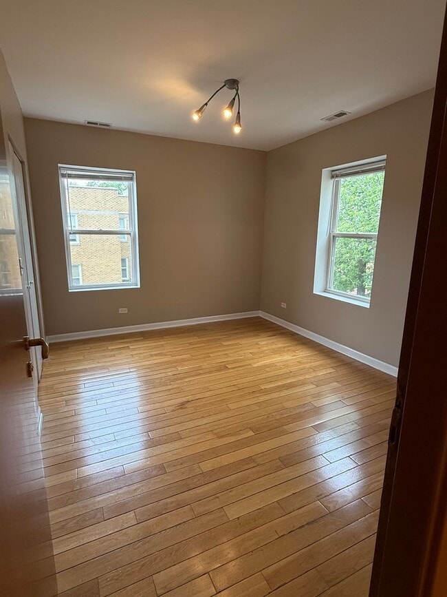 Building Photo - 3 Bedroom 2 Bath Apartment in Rogers Park