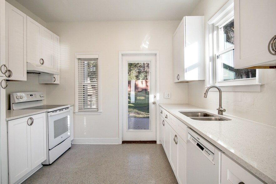 Building Photo - 1647 Lake Ella Dr