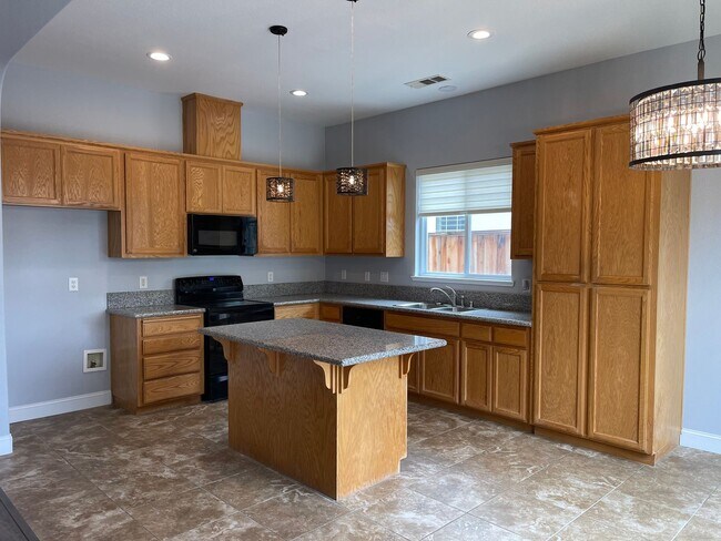 Building Photo - Immaculate 4br Pet Friendly Home in Morada