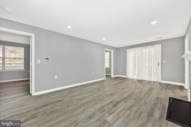 Building Photo - 10001 Vanderbilt Cir