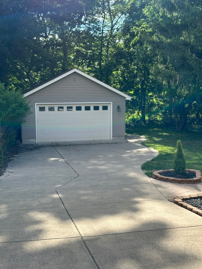 Building Photo - 5990 Edgehill Dr