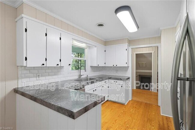 Building Photo - 4850 Ellen Ave