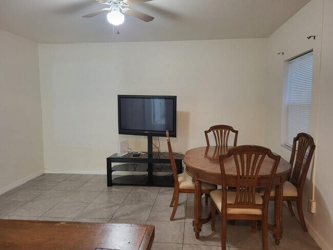 Building Photo - 1013 State St