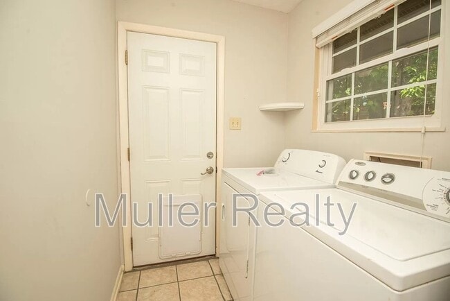 Building Photo - 10837 Dineen Dr