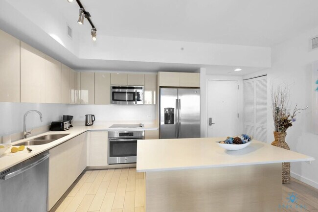 Building Photo - 2600 E Hallandale Beach Blvd