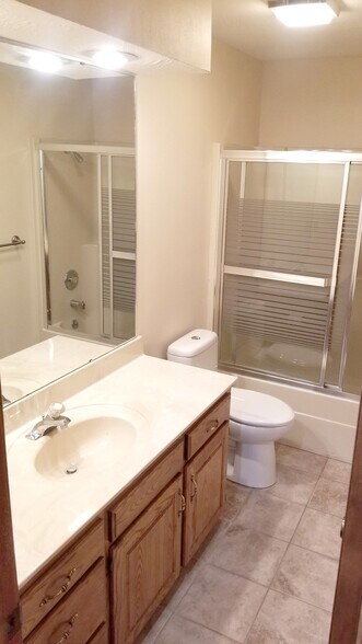 Hall Bath - 1414 E Powell St