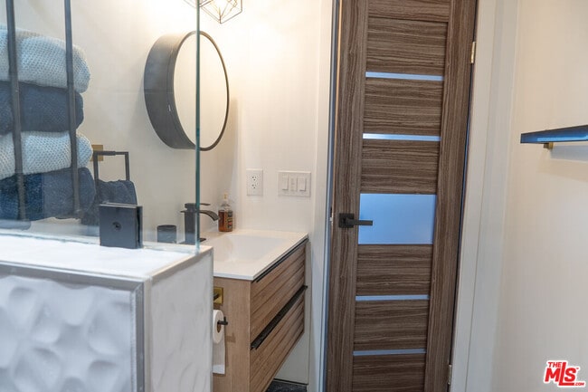 Building Photo - 1933 Lemoyne St