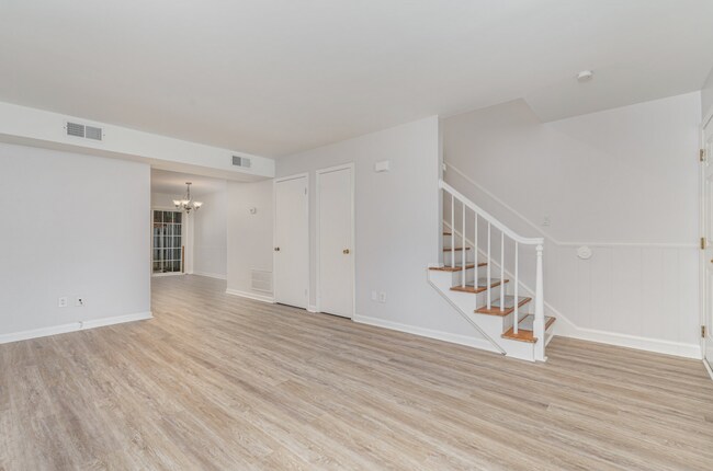 Building Photo - Beautifully Maintained 2-Bedroom Townhome in Desirable Cary Location