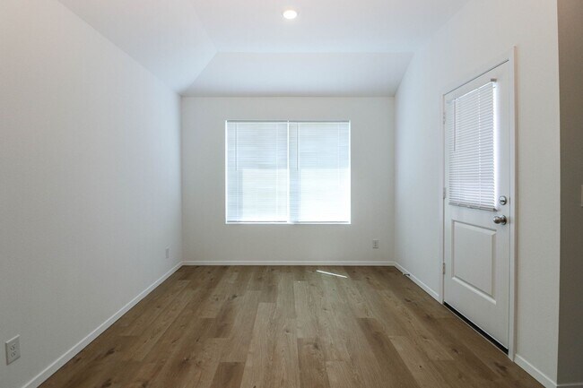 Building Photo - 3202 S 15th Pl