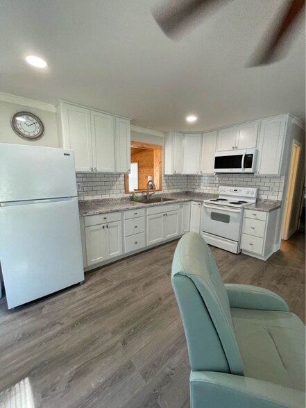 Building Photo - 1 Lakeview Dr