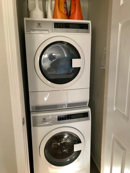 Building Photo - 76 Linden St