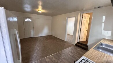 Building Photo - Cozy 1-Bedroom + Garage Retreat, Perfect f...