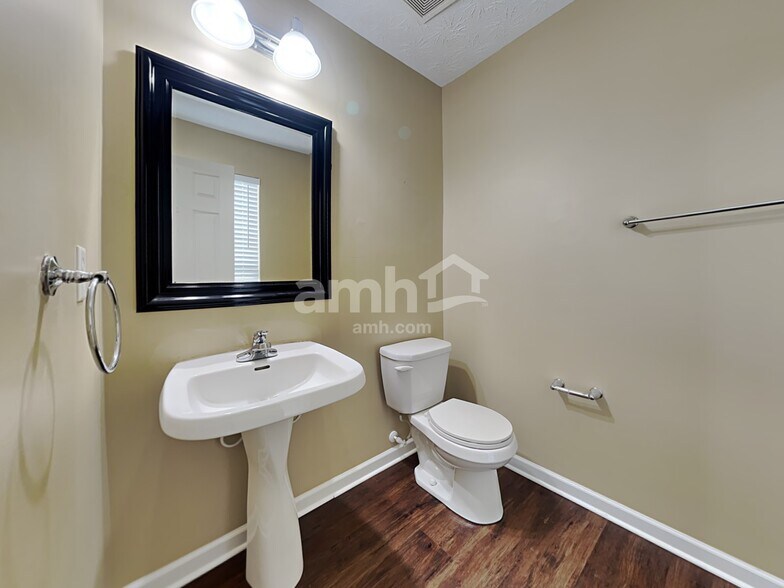 Building Photo - 5263 Summerset Dr