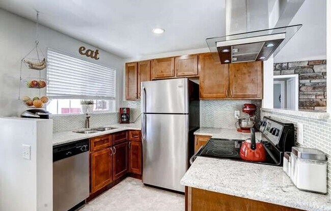 Building Photo - Fabulous 3 Bed (+ 1 non conforming) / 2 bath SFH in the Montclair Neighborhood