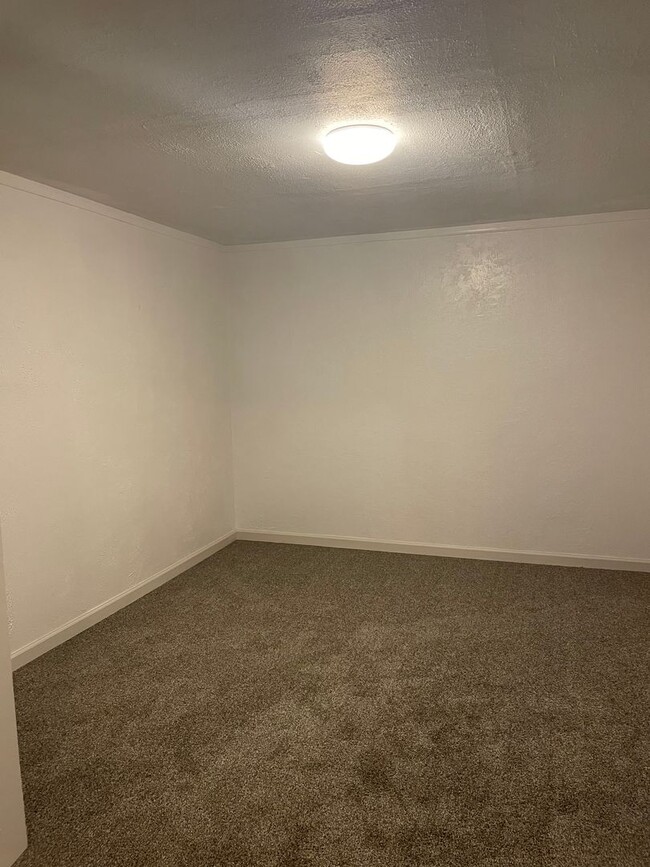 Building Photo - Freshly remodeled