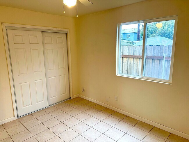 Building Photo - 2107 Sunset Ave