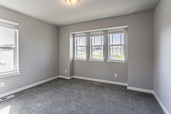 Building Photo - Spacious 4 bed home in Cascade Vista Commu...