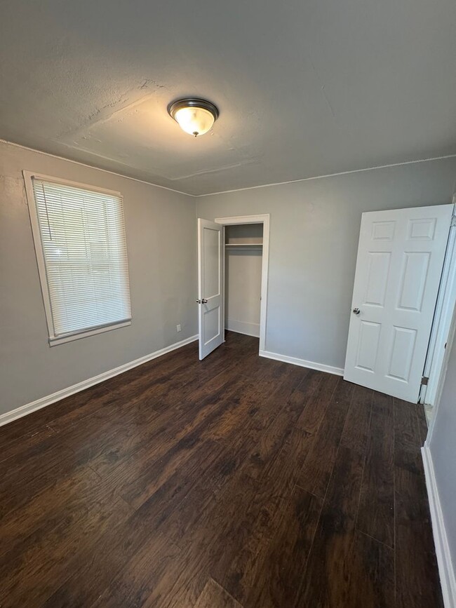 Building Photo - Freshly Renovated 3/2 Single Family in Wes...