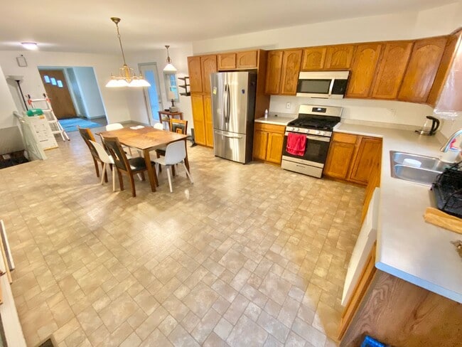 Building Photo - 2 Bedroom Home in Burlington VT Available ...