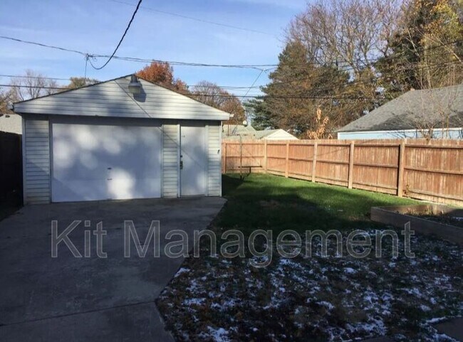 Building Photo - 536 W Poinsetta Ave