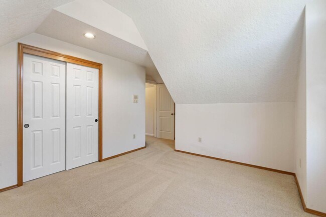 Building Photo - Comfortable 4-bdrm/2.5-bath home in Hillsb...