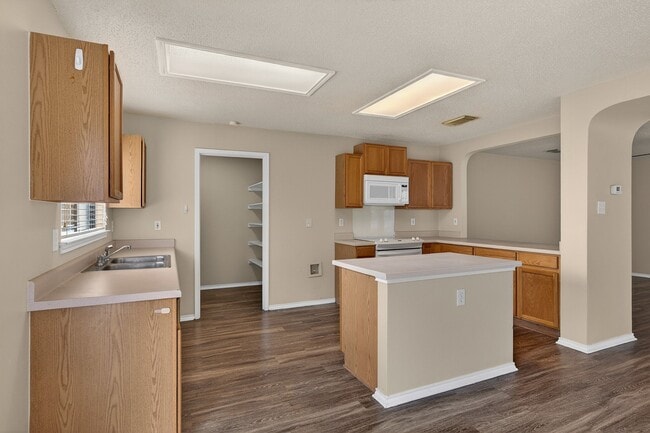 Building Photo - 10526 Bluegrass Pond