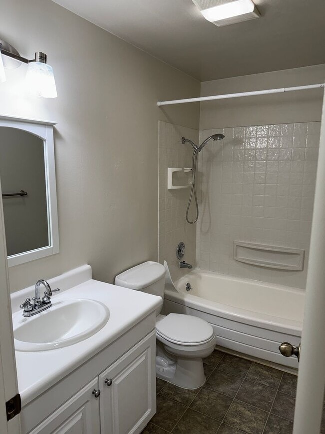Building Photo - Discover this well-maintained 3-bedroom, 2-bath home in Eugene, OR.