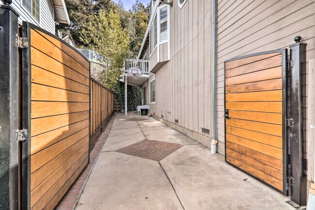 Building Photo - 9360 Mountain Blvd