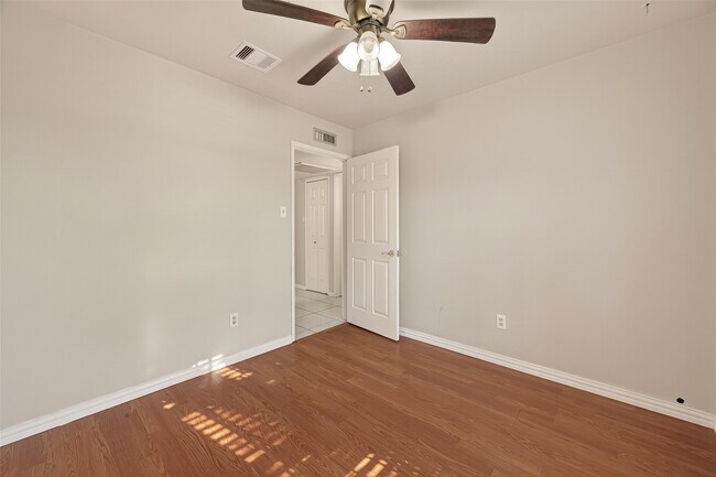 Building Photo - 6206 Homeview Dr