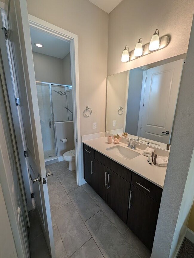 Building Photo - Beautiful Executive 4 Bed 3 Bath Home in Davenport!