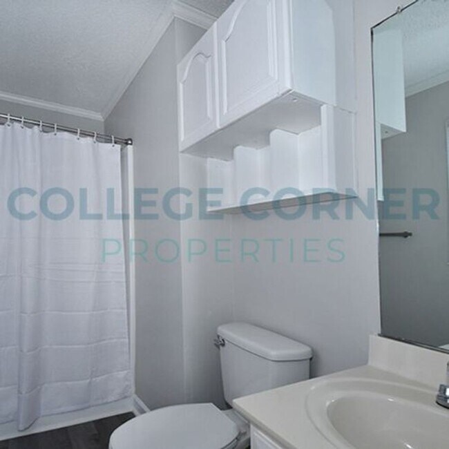 Building Photo - 1400 Brookwood Dr