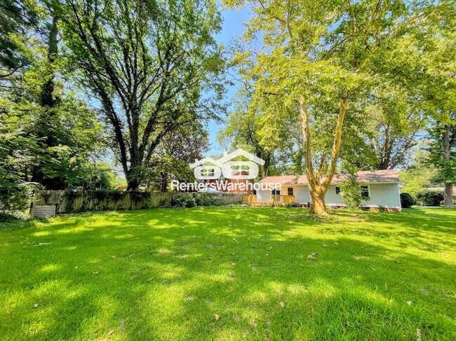 Building Photo - 5 Paddock Dr