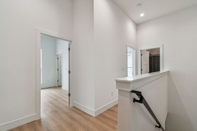 Building Photo - A charming coastal townhouse, just minutes from downtown St. Pete!