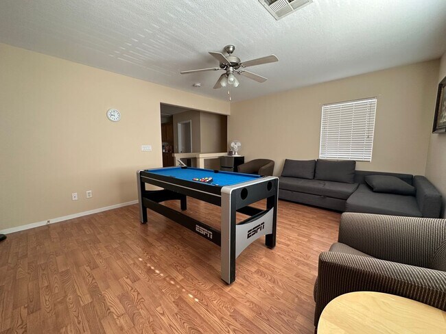 Building Photo - Beautifully Maintained Home Near Schools & Shopping!