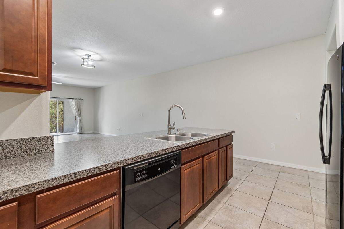 Building Photo - 10687 Lake Montauk Dr