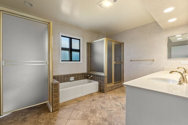 Building Photo - Ocean View Prime Location