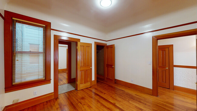 Building Photo - Large 4 BR x 1 Bath SOMA