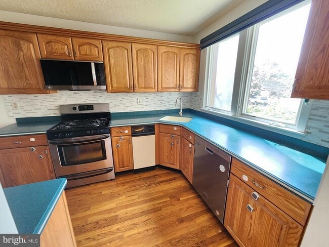 Building Photo - 254 Sayre Dr