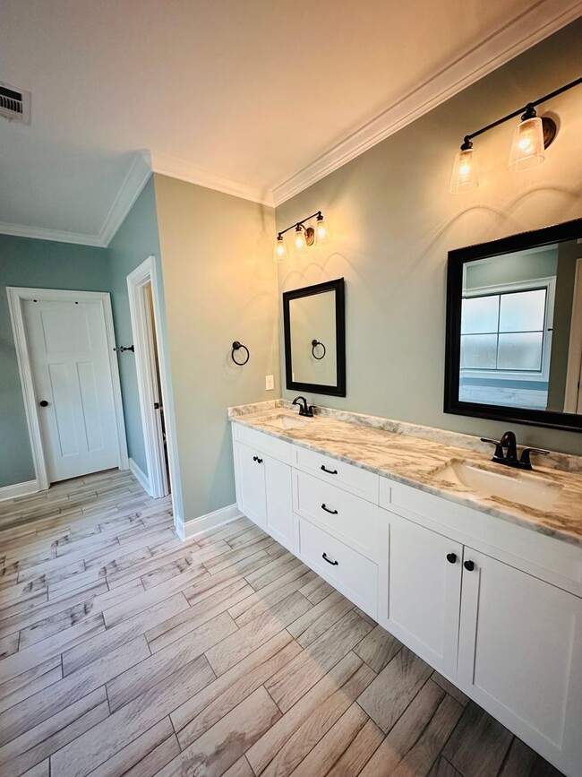 Building Photo - 202 Landings Pointe Ln
