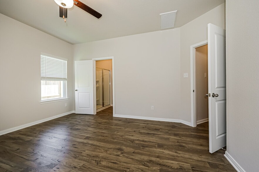 Building Photo - 16427 Honeysuckle Hl Dr
