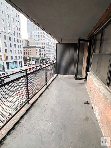 Building Photo - E 82 St